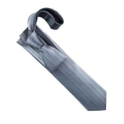 Incomparable et élégante en toutes circonstances, la cravate grise